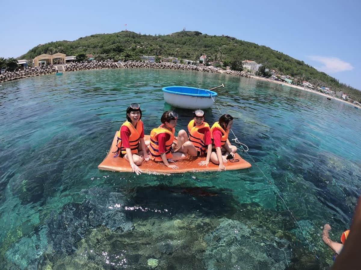 Bãi biển Cù Lao Xanh với làn nước trong xanh ngọc bích, lý tưởng cho du lịch Cù Lao Xanh vào mùa khô