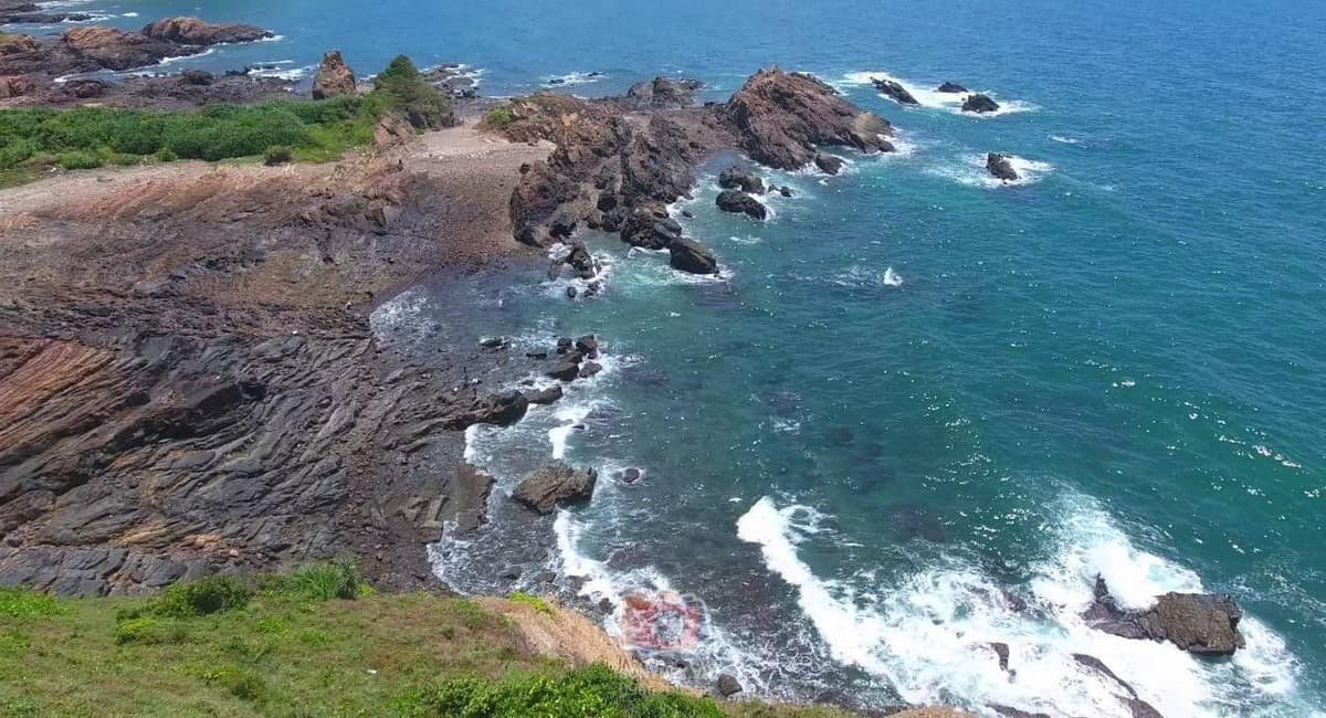 Bãi đá Cầu Mỵ kỳ vĩ