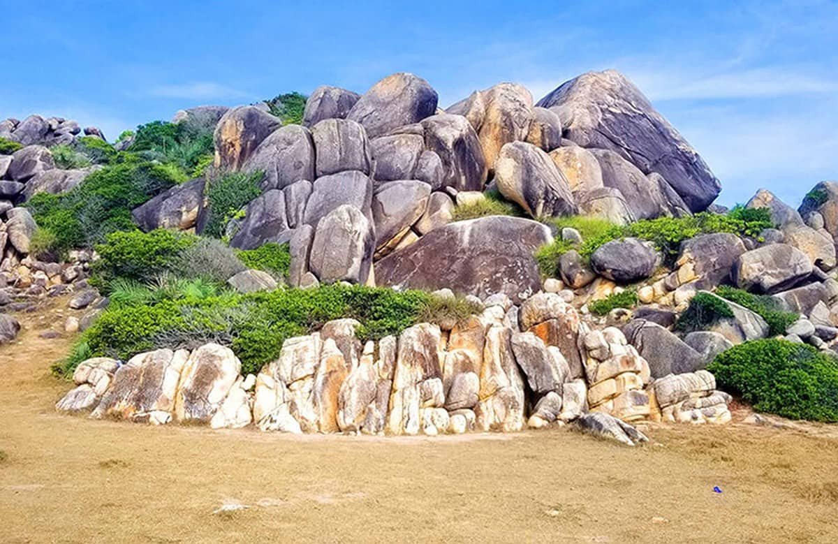 Bãi đá Thảo Nguyên với những khối đá độc đáo, tạo nên khung cảnh hùng vĩ cho trải nghiệm du lịch Cù Lao Xanh
