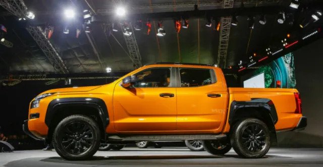 Bánh xe 18 inch và vòm bánh vuông vắn trên Mitsubishi Triton 2025