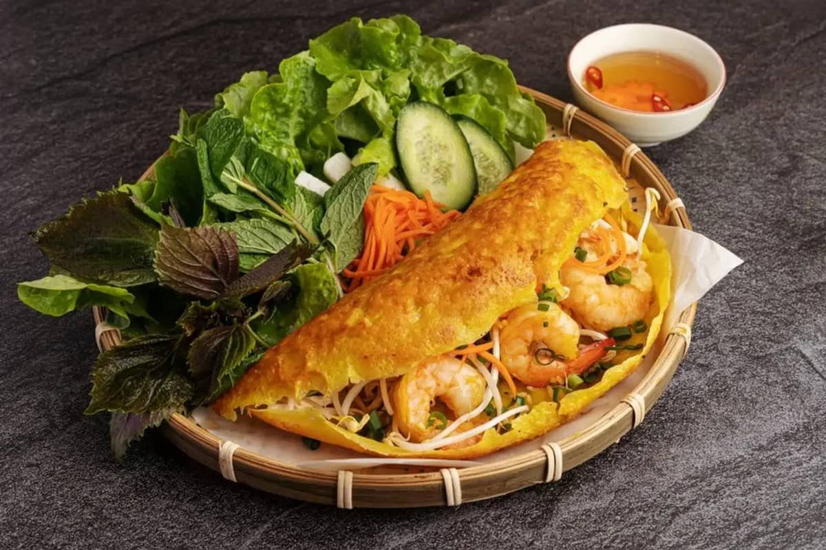 Bánh xèo miền Tây vàng giòn, món ăn dân dã thu hút du khách khi khám phá Sài Gòn.