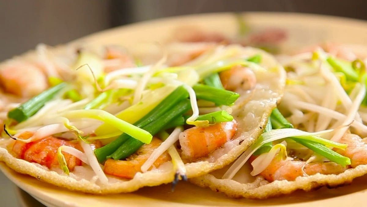 Bánh xèo tôm nhảy giòn rụm, một nét ẩm thực đặc trưng của vùng biển khi du lịch Cù Lao Xanh