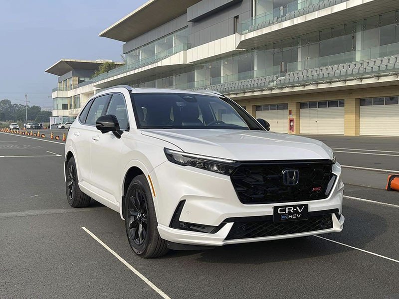 Chiếc Honda CR-V màu đỏ, đại diện cho dòng xe ô tô bền bỉ và tiết kiệm nhiên liệu