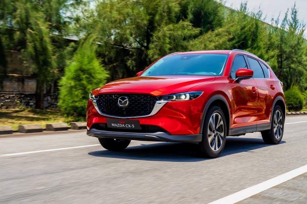 Chiếc SUV Mazda CX-5 màu trắng đậu trên con đường ven biển, thích hợp cho chuyến du lịch tự lái đến Bạc Liêu và khám phá miền Tây