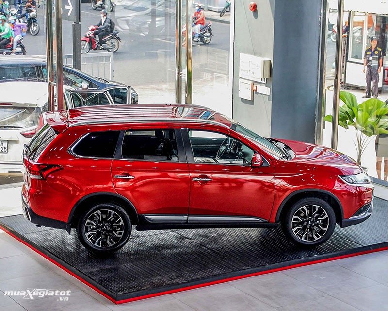 Cửa sổ trời mang lại không gian thoáng đãng cho Mitsubishi Outlander 2.4 CVT Premium