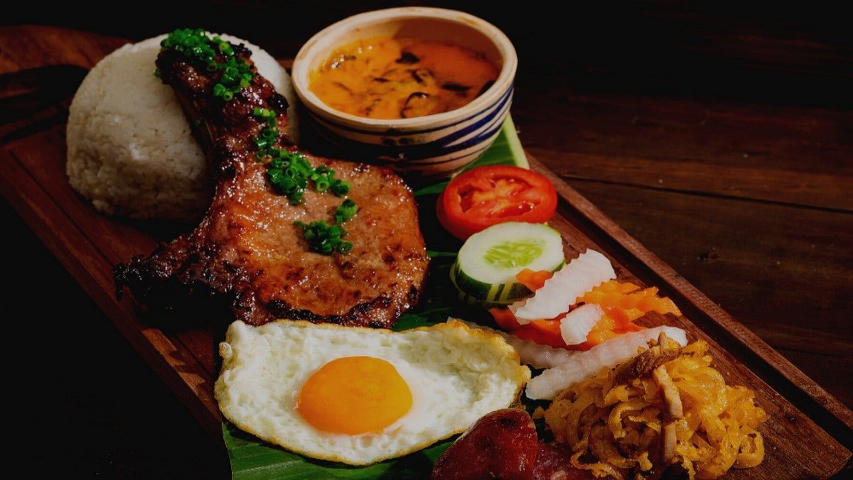 Đĩa cơm tấm sườn bì chả thơm ngon, món ăn đặc trưng của ẩm thực TP.HCM.