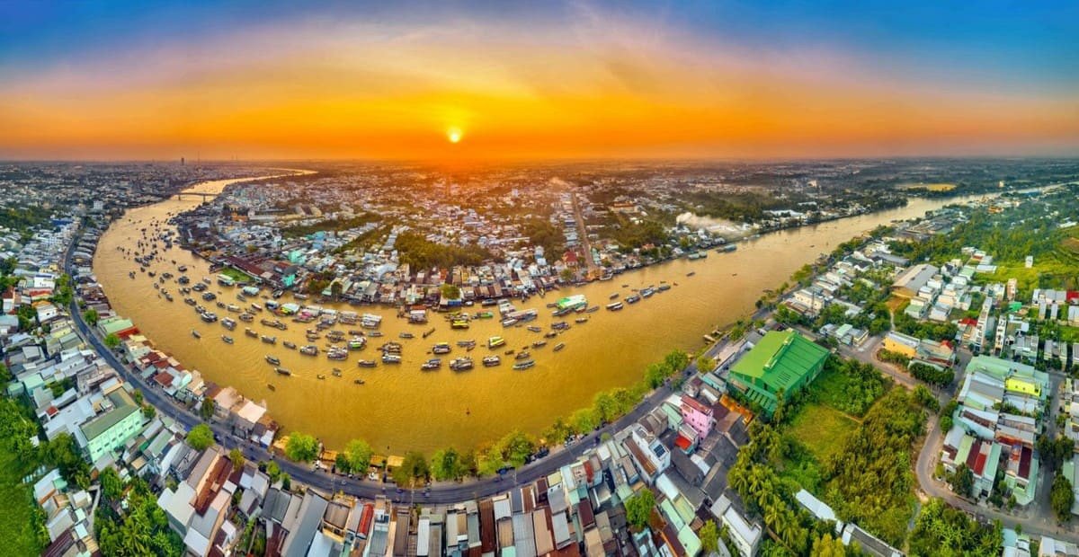 Du khách đa dạng tận hưởng không khí yên bình tại Sóc Trăng, phù hợp cho mọi đối tượng du lịch.