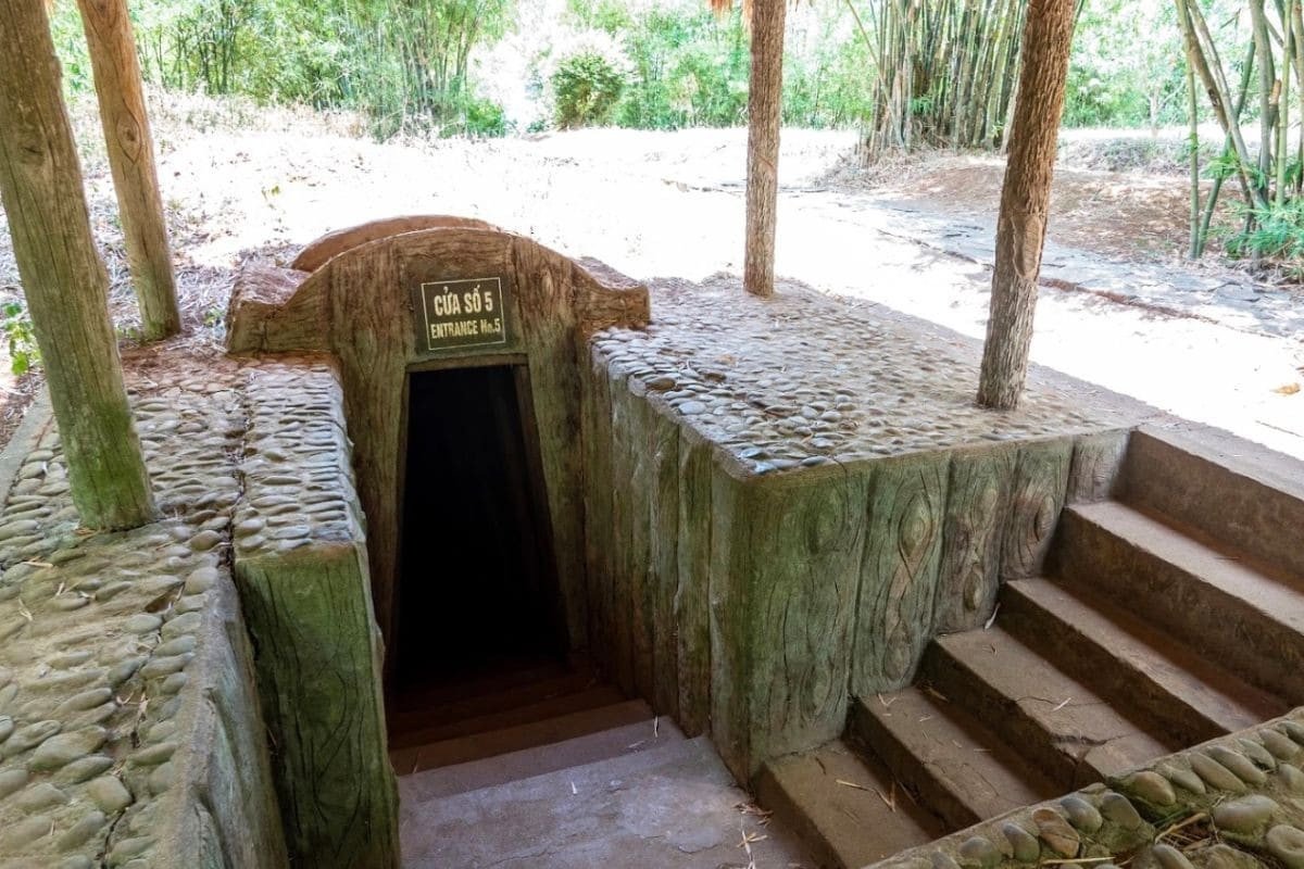 Du khách tham quan Địa đạo Củ Chi