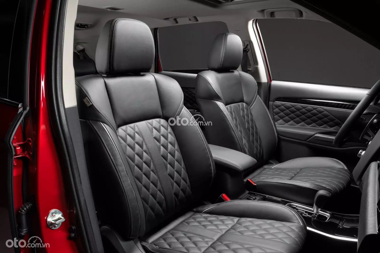 Ghế da họa tiết kim cương êm ái và sang trọng trên Mitsubishi Outlander 2024