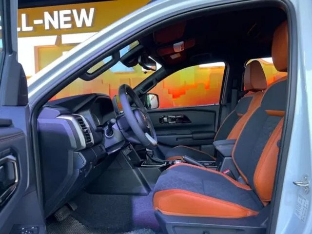 Ghế ngồi bọc da cao cấp trong khoang cabin Mitsubishi Triton 2025