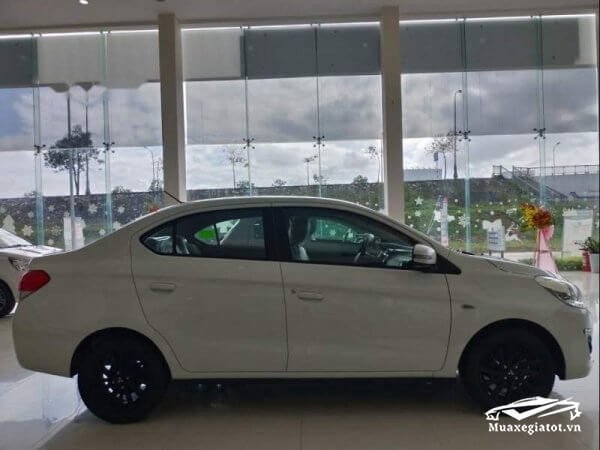 Góc nhìn thân xe Mitsubishi Attrage 2025 với đường gân dập nổi và mâm xe 15 inch