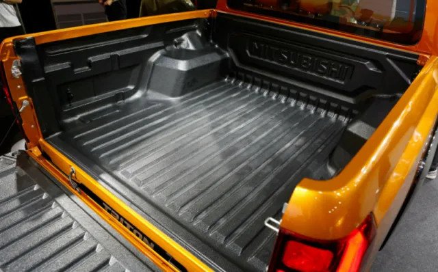 Góc nhìn tổng thể phía sau Mitsubishi Triton 2025