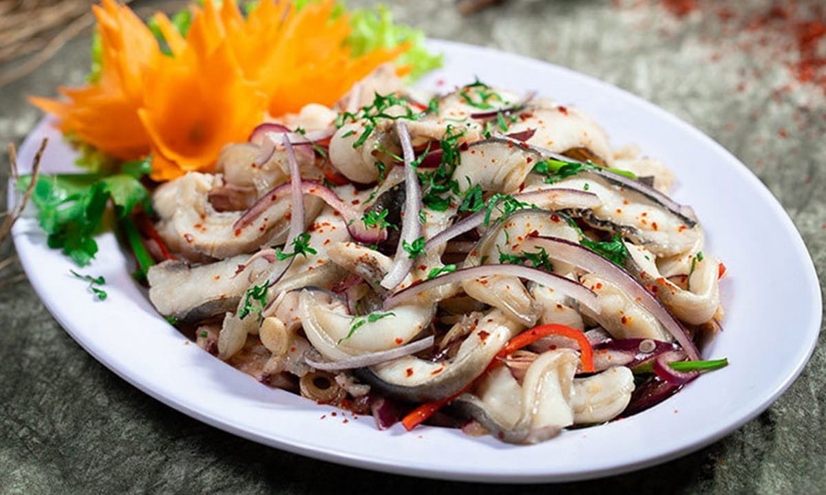 Gỏi cá lăng trộn hành tím