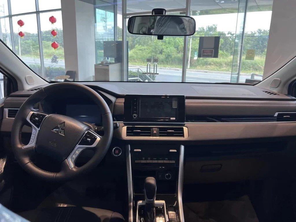 Hình ảnh tổng thể xe Mitsubishi Xpander Cross màu bạc với thiết kế Dynamic Shield