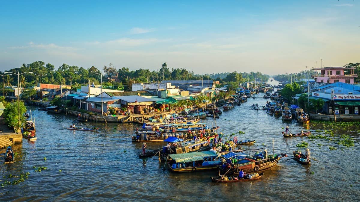 Hoạt động buôn bán tấp nập trên chợ nổi Ngã Năm, nét văn hóa đặc trưng của du lịch Sóc Trăng.