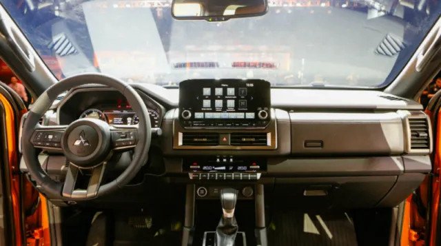 Khoang nội thất hiện đại của Mitsubishi Triton 2025