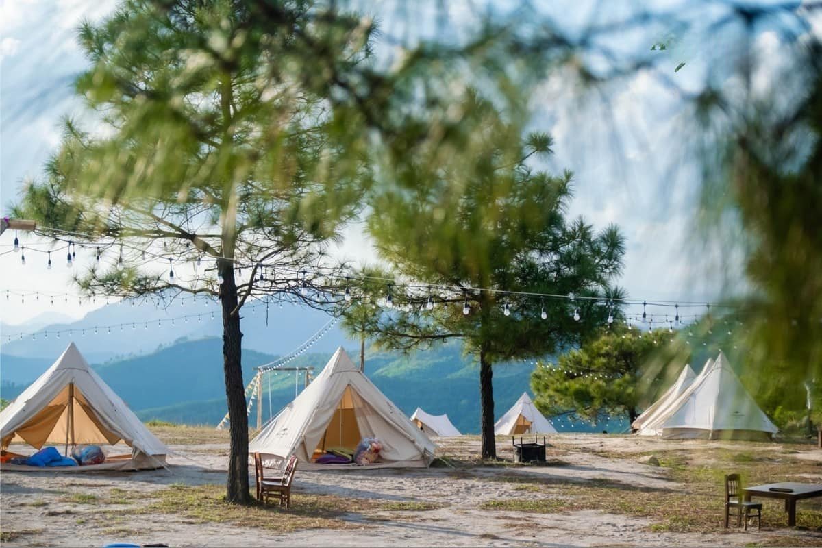 Khu glamping hiện đại tại Sóc Trăng, mang lại trải nghiệm nghỉ dưỡng gần gũi thiên nhiên.