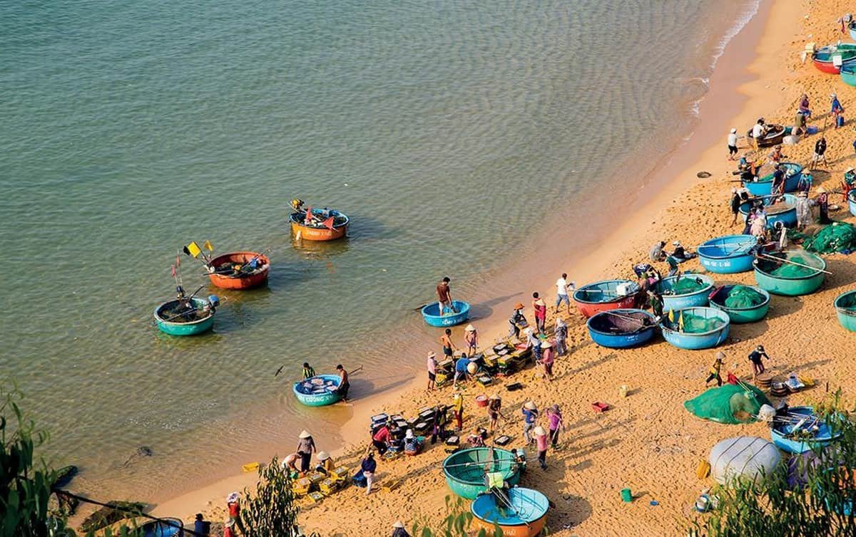 Khung cảnh làng chài Nhơn Châu bình yên với thuyền bè tấp nập, phản ánh nhịp sống du lịch Cù Lao Xanh