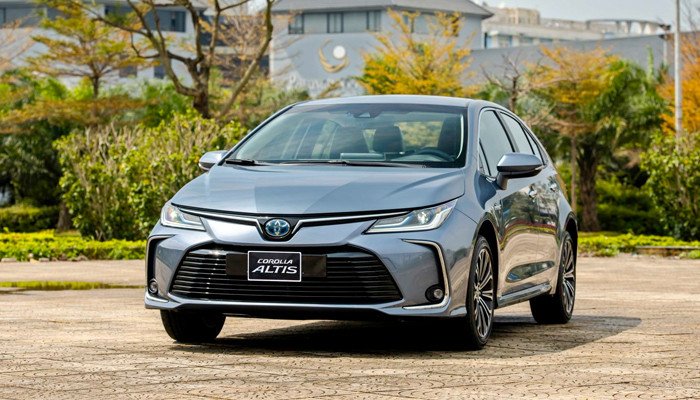 Logo hãng xe Toyota với biểu tượng ba hình elip xếp chồng tượng trưng cho sự kết nối giữa khách hàng, sản phẩm và công nghệ
