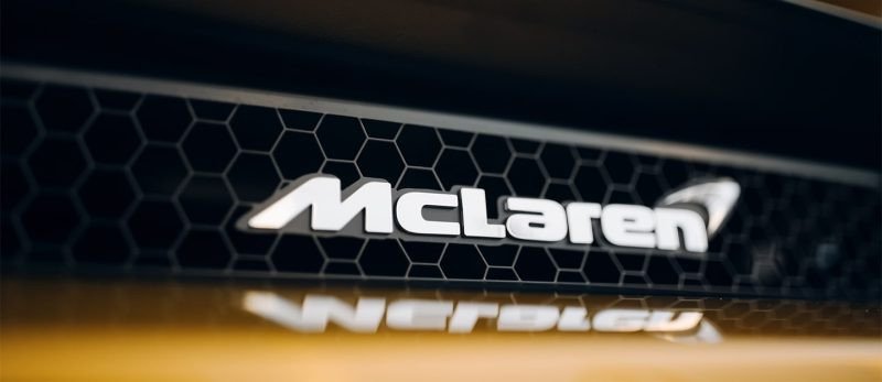 Logo McLaren hiện đại với biểu tượng tốc độ và sự chuyển động