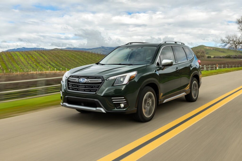 Mẫu SUV Subaru Forester màu xanh lá cây, minh chứng cho độ bền và sự đáng tin cậy