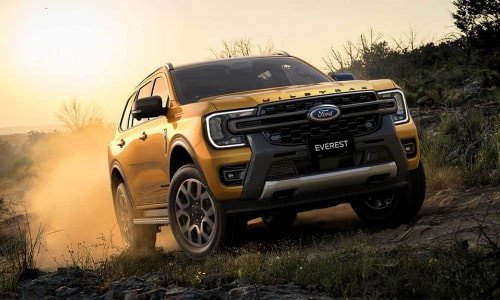 Mẫu xe bán tải Ford Ranger di chuyển trên đường