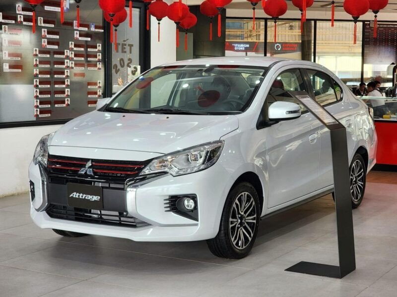 Mẫu xe sedan Mitsubishi Attrage 2025 màu đỏ