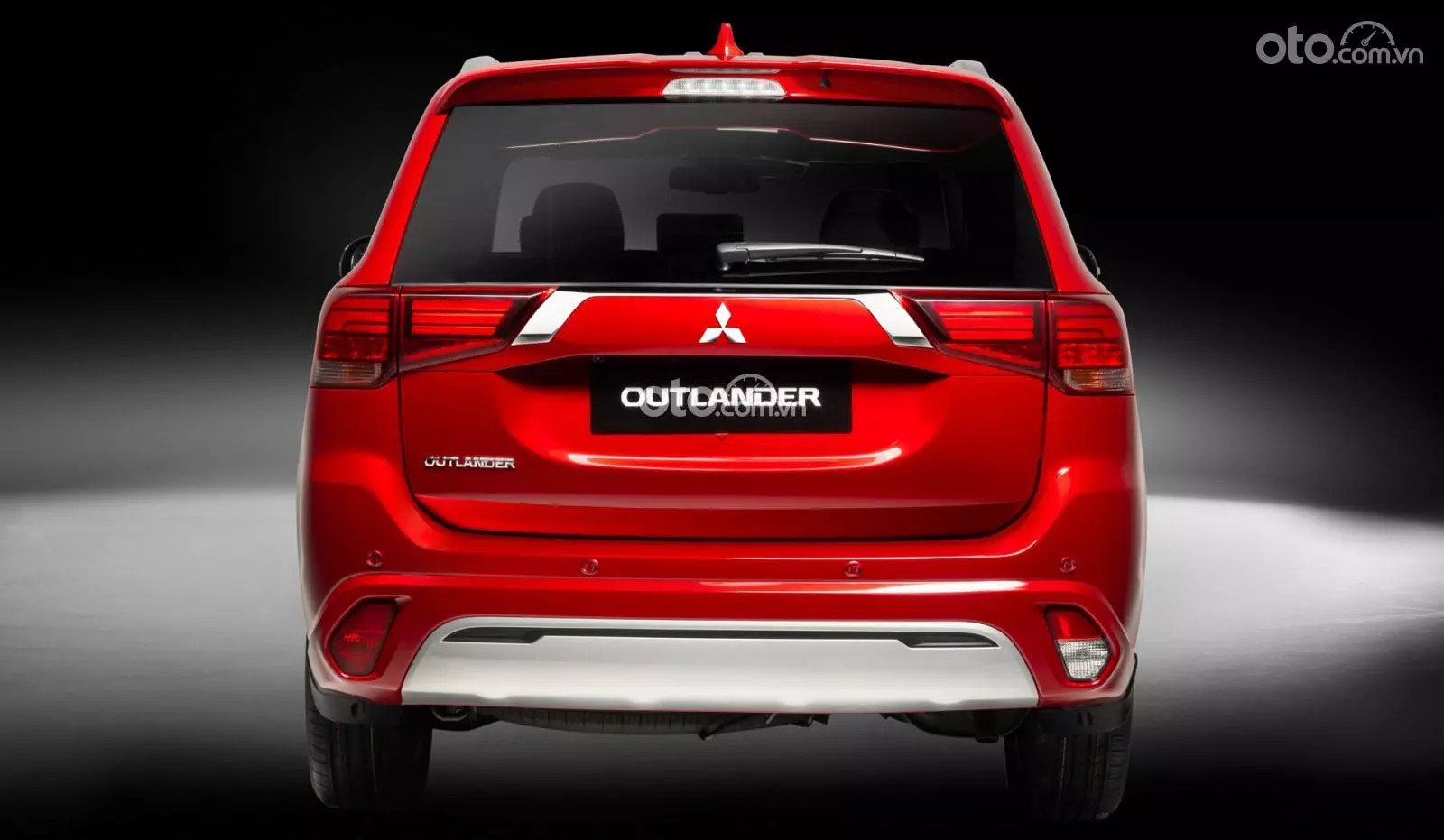Mitsubishi Outlander 2024 phần đuôi xe với cản sau mới