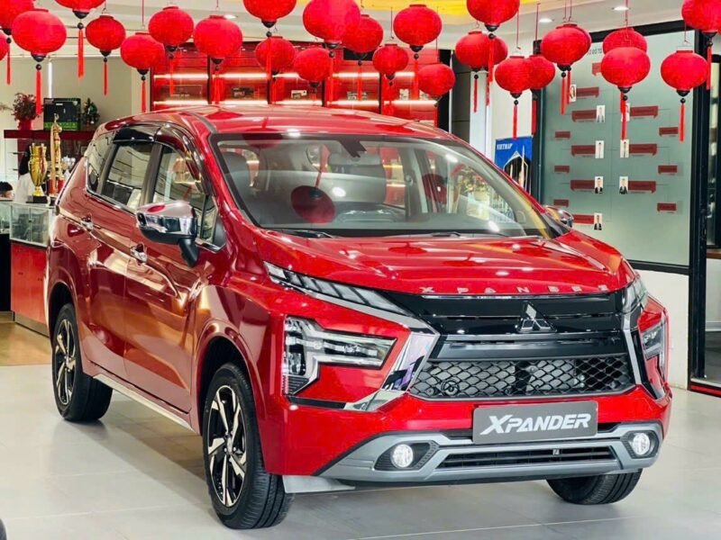 Mitsubishi Xpander 2025 màu trắng trong đô thị
