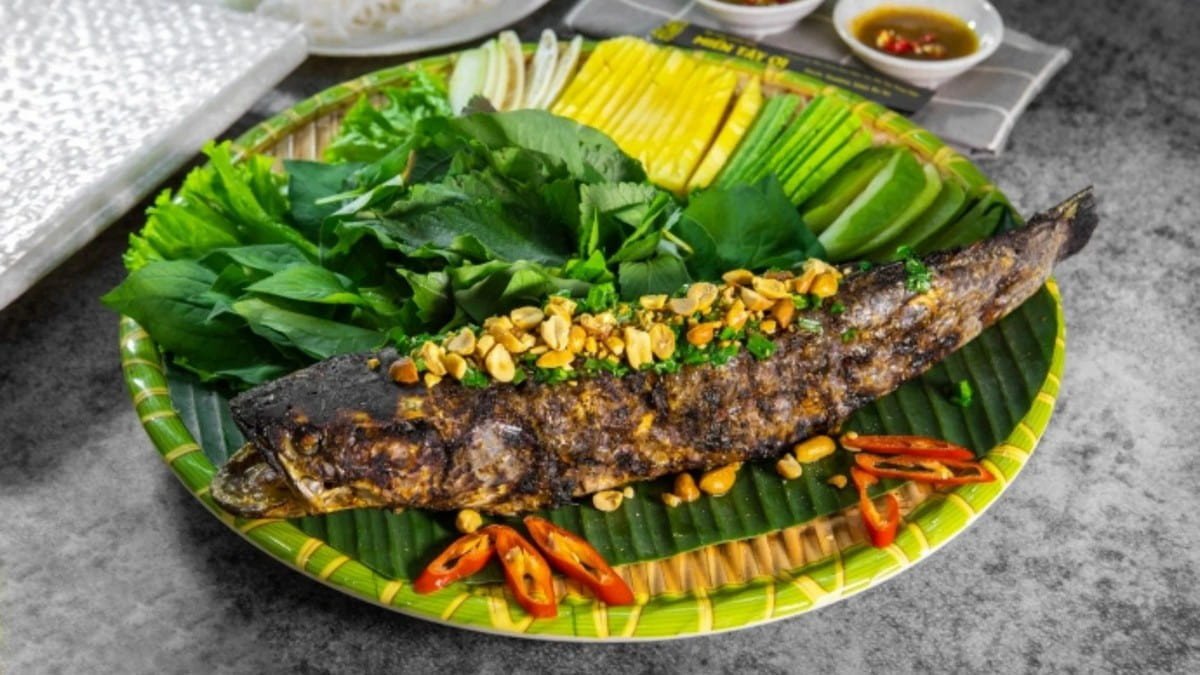 Món cá lóc nướng trui dân dã, đặc trưng ẩm thực Sóc Trăng đồng quê sông nước.