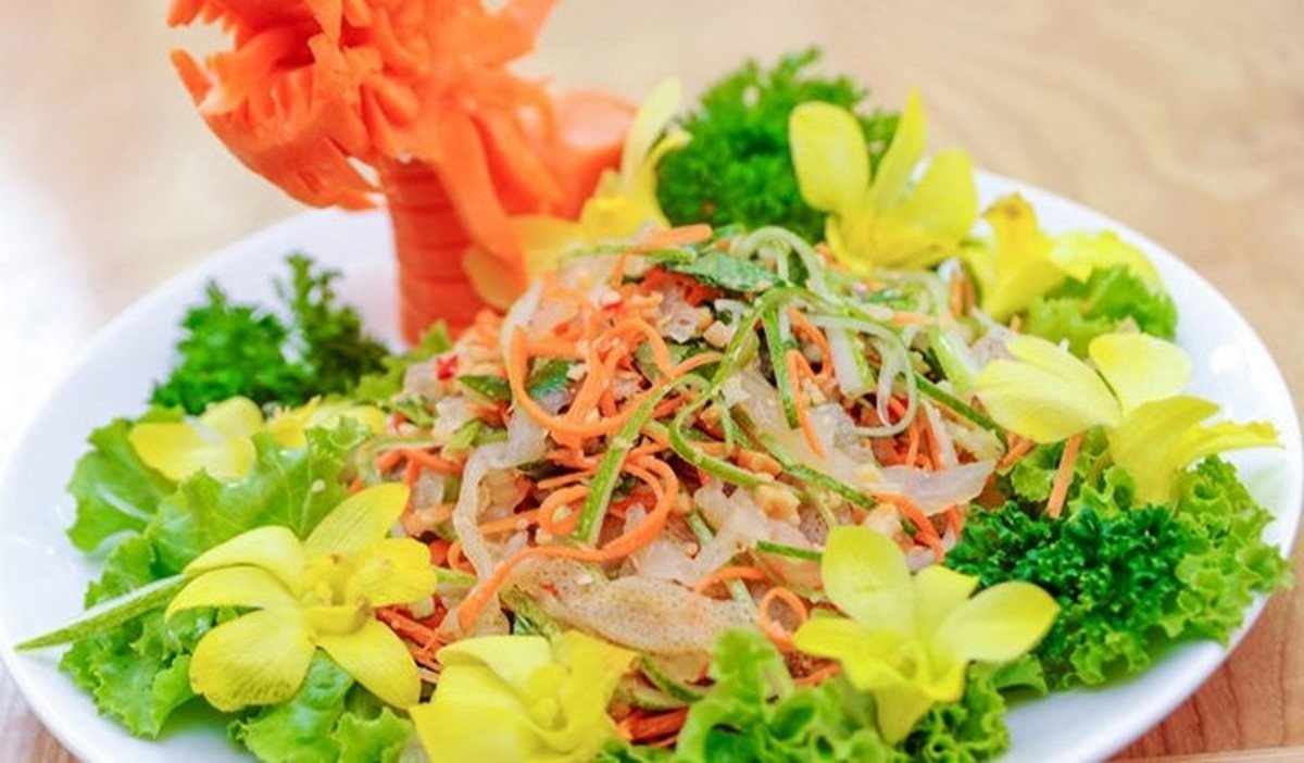 Món gỏi sứa tươi ngon, đặc sản không thể bỏ qua khi du lịch Lý Sơn