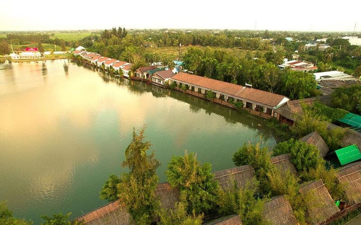 Một khu nghỉ dưỡng sang trọng với hồ bơi tại Bạc Liêu, gợi ý về nơi lưu trú tiện nghi khi du lịch Công tử Bạc Liêu
