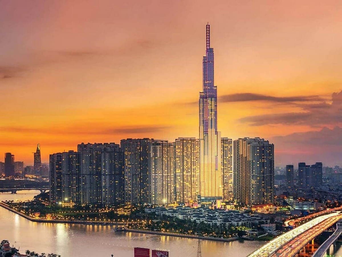 Người dân thư giãn dưới thời tiết mát mẻ, lý tưởng cho chuyến đi đến TP.HCM.