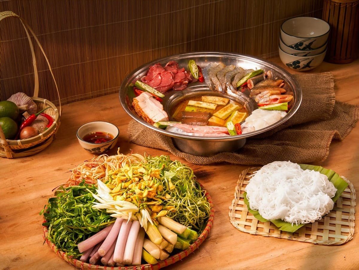 Nồi lẩu mắm nghi ngút khói với rau sống tươi ngon, món ăn đặc trưng khi du lịch Sóc Trăng.