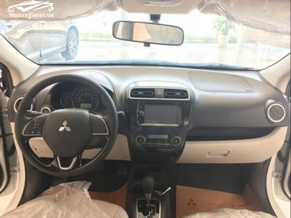 Nội thất Mitsubishi Attrage 2025 với bảng táp lô đơn giản và vô lăng bọc da