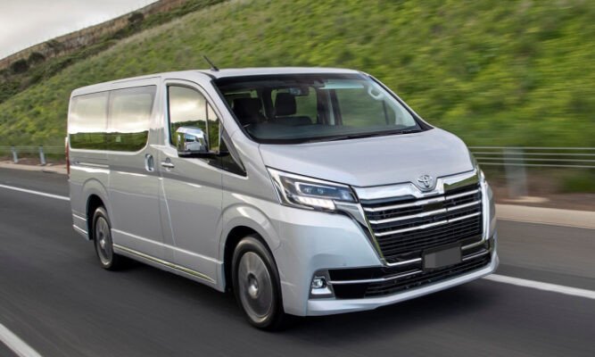 Nội thất sang trọng của Toyota Granvia, một lựa chọn xe ô tô 9 chỗ cao cấp.