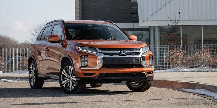 Nội thất và bảng điều khiển của một mẫu xe Mitsubishi, thể hiện sự tiện nghi và công nghệ