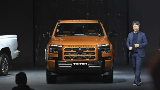 Phần đầu xe Mitsubishi Triton 2025 với lưới tản nhiệt mới ấn tượng