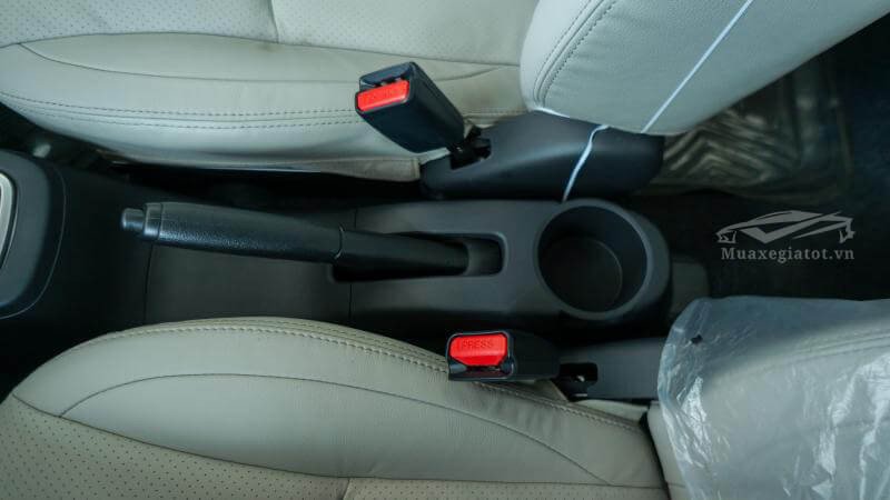Tay phanh tiện lợi trong khoang lái Mitsubishi Attrage 2025