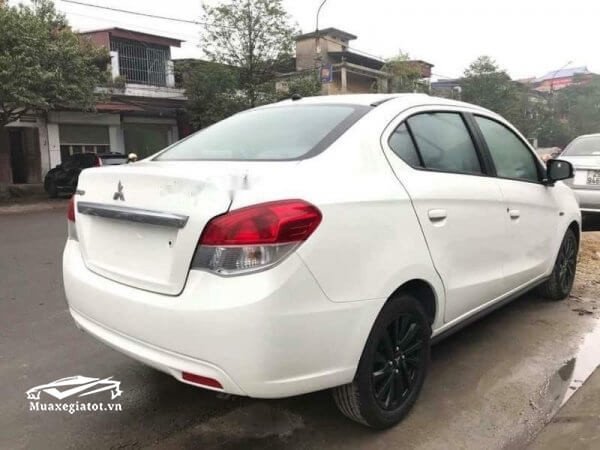 Thiết kế đuôi xe Mitsubishi Attrage 2025 với cụm đèn hậu và thanh nẹp crom