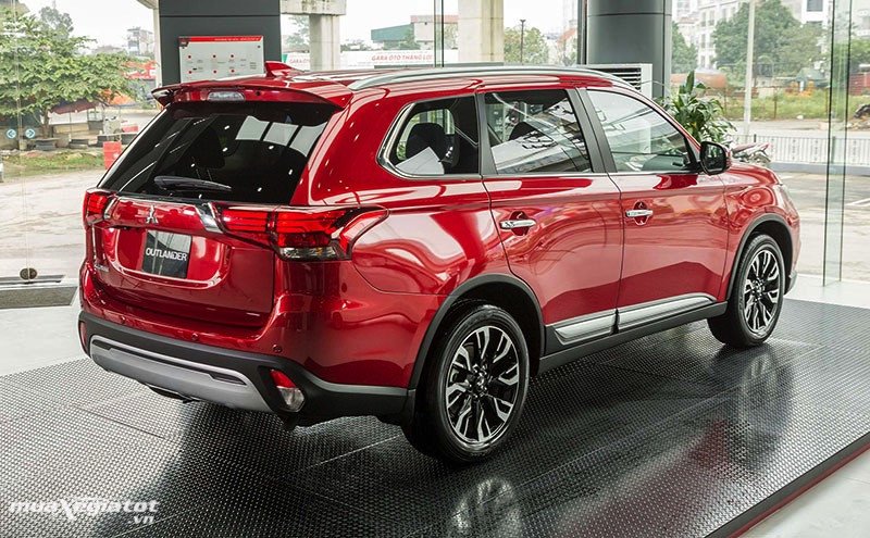 Thiết kế đuôi xe Mitsubishi Outlander 2.4 CVT Premium 7 chỗ với đèn hậu LED nổi bật