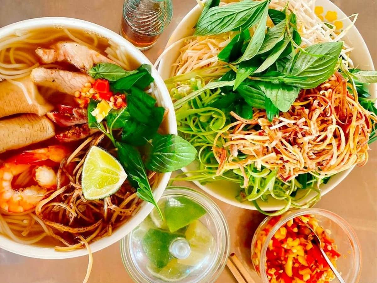 Tô bún nước lèo Sóc Trăng nóng hổi, đặc sản ẩm thực miền Tây đậm đà hương vị.