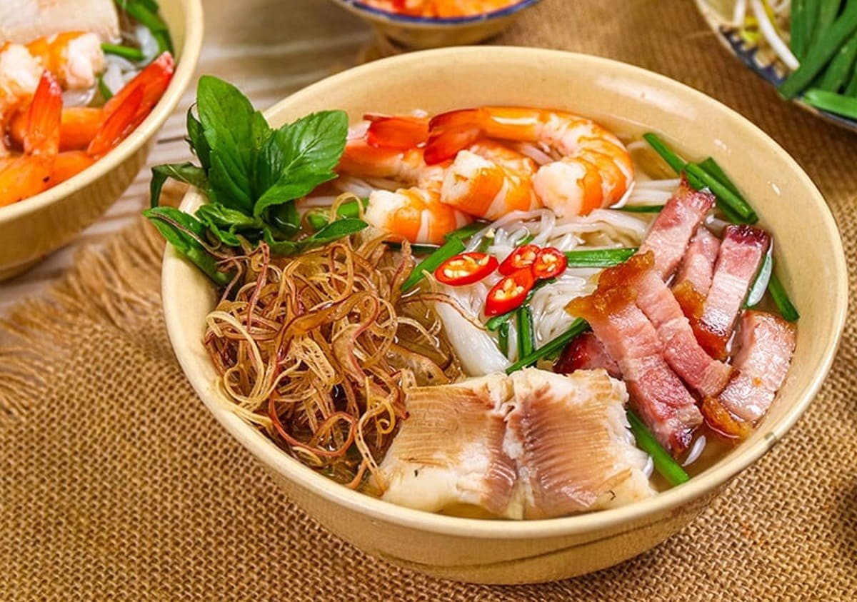 Tô bún nước lèo thơm ngon với thịt và rau sống, món ăn không thể bỏ qua khi du lịch Bạc Liêu
