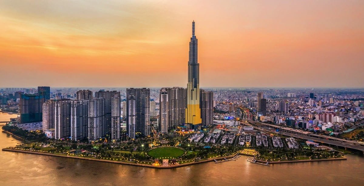 Tòa nhà Landmark 81 cao vút giữa trời, điểm nhấn kiến trúc hiện đại của TP.HCM.