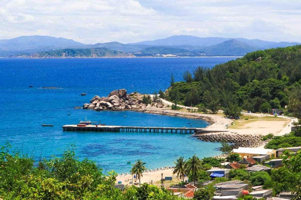 Toàn cảnh bãi biển Cù Lao Xanh hoang sơ với cát trắng và nước trong vắt, điểm đến lý tưởng khi du lịch Cù Lao Xanh