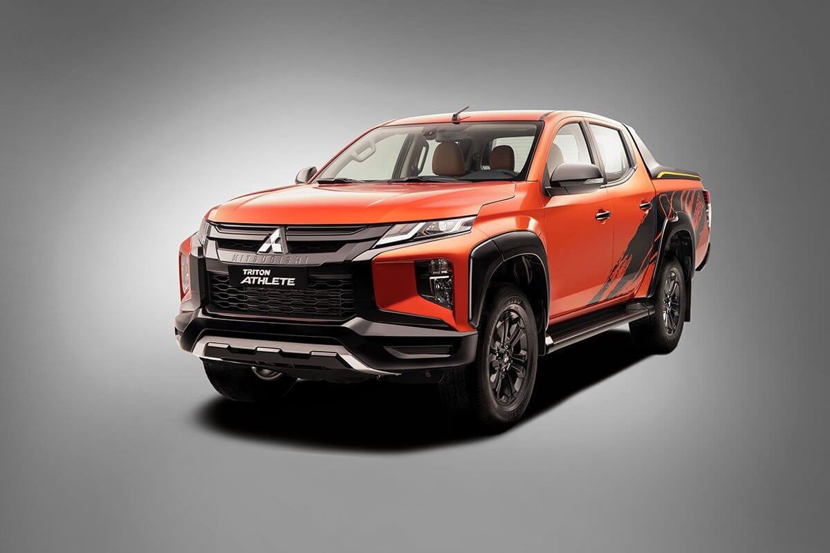 Xe pickup di chuyển trên địa hình gồ ghề, thể hiện khả năng off-road mạnh mẽ của dòng xe bán tải.