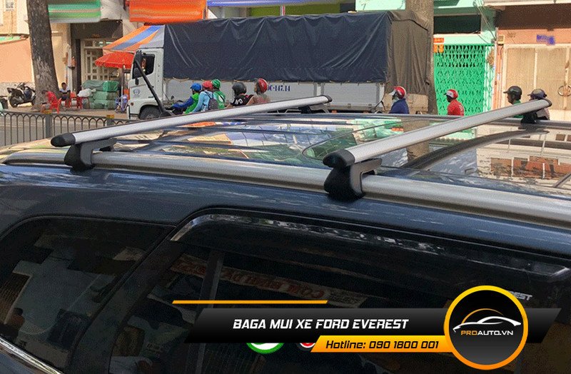 Baga mui trên nóc xe Ford Everest, tăng không gian chở đồ cho chuyến đi dài.