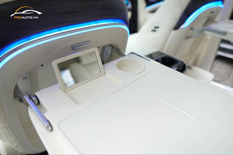 Bàn ăn gập gọn tích hợp trên ghế phụ Fortuner, tiện lợi cho công việc và giải trí.