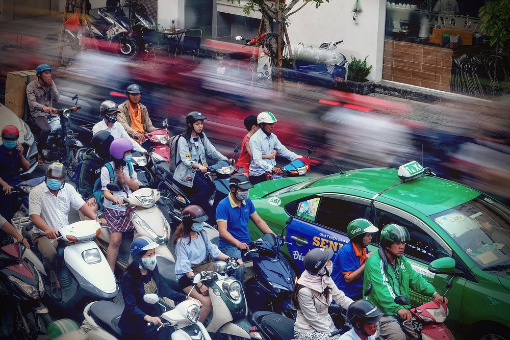Bản đồ Google Maps hiển thị tình trạng tắc đường với các màu sắc khác nhau, giúp người lái xe Mitsubishi Quận 7 tránh kẹt xe hiệu quả.