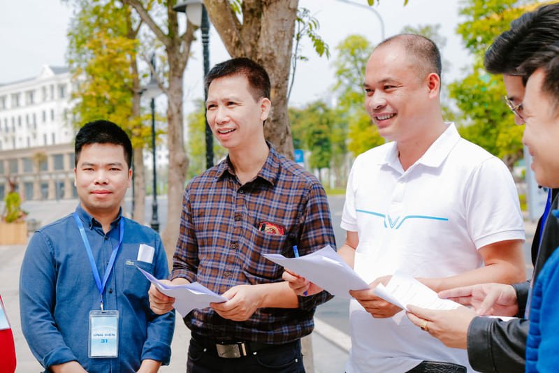 Bàn tay người lái xe trên vô lăng, tập trung điều khiển phương tiện trên đường.